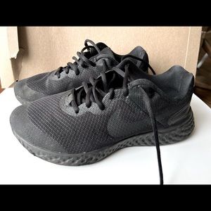 BOYS' NIKE BIG KID REVOLUTION 5 RUNNING SHOES size 7Y